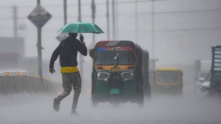 Dark rain clouds gather over North India as thunderstorms and rainfall are forecast for the weekend.